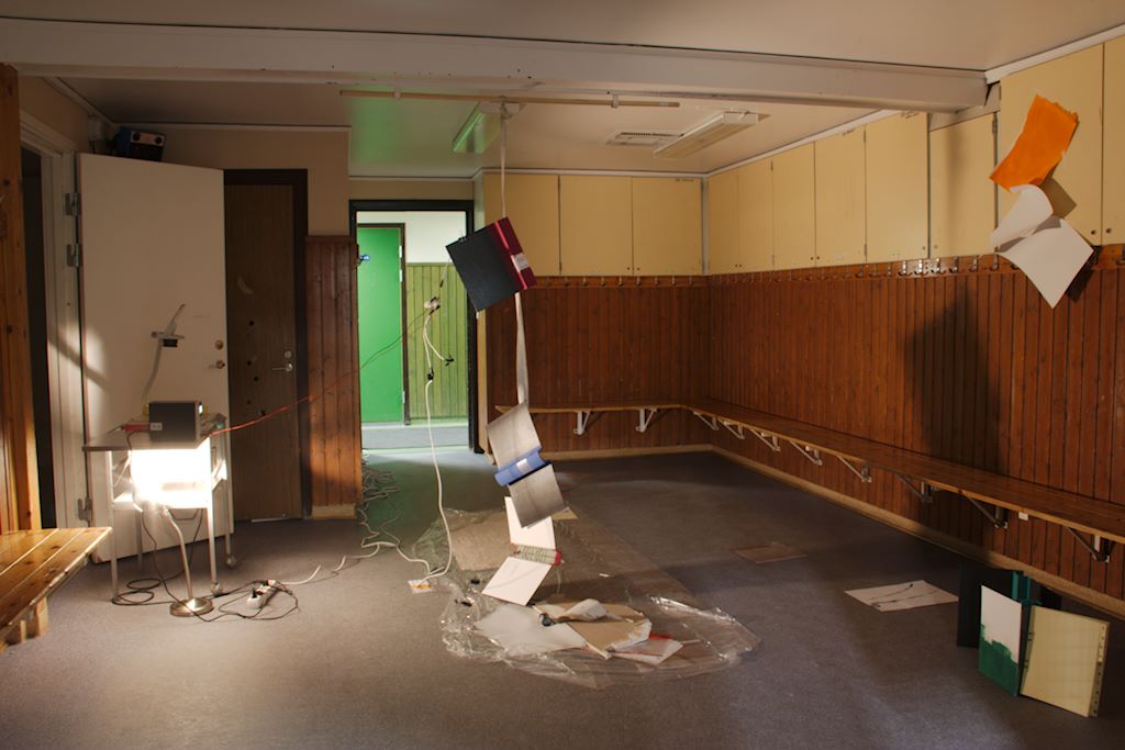 Installation av Jan Matsson i ishallens omklädningsrum.